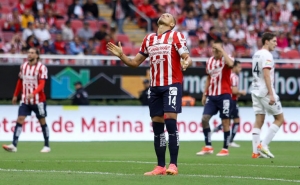 La ridícula falla de Chicharito Hernández en el Chivas vs Toluca