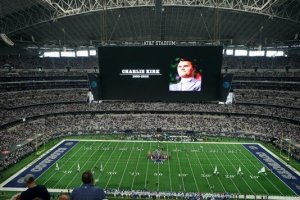 Cowboys homenajearon a Charlie Kirk, quien los odiaba por tener aficionados mexicanos