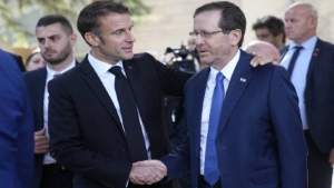 Macron pide “no ampliar el conflicto” con Hamás, desde Israel