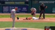 MLB: José Ramírez sorprende con cómica reacción tras ser golpeado por un lanzamiento