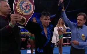 Emanuel 'Vaquero' Navarrete retiene el t&iacute;tulo por decisi&oacute;n; el m&eacute;dico detuvo la pelea en el octavo round