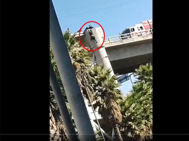 VIDEO: Momento en que joven mujer cae de puente en CDMX