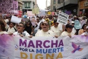 Primera marcha por la legalizaci&oacute;n de la eutanasia es encabezada por pacientes incurables en CDMX