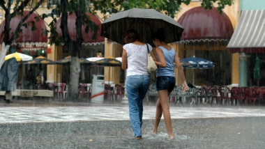 Onda Tropical 8 se aleja pero llega la 9; causará tormentas en estos estados