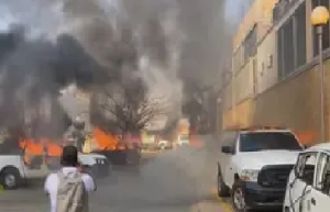 Normalistas de Ayotzinapa Incendian Autos y Vandalizan Palacio de Gobierno de Chilpancingo