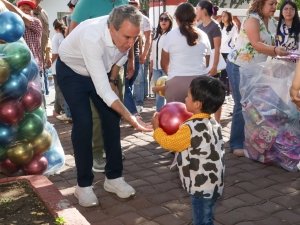 Pepe Chedraui celebra a ni&ntilde;as y ni&ntilde;os de San Baltazar Campeche