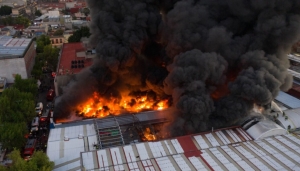 Columna de humo se ve a kilómetros: fuerte incendio en bodega de Tepito