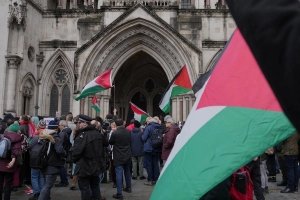Imputan &ldquo;v&iacute;nculos terroristas&rdquo; a activistas pro palestinos enjuiciados en Reino Unido