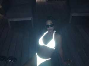 Kim Kardashian brilló en la oscuridad con un bikini muy especial