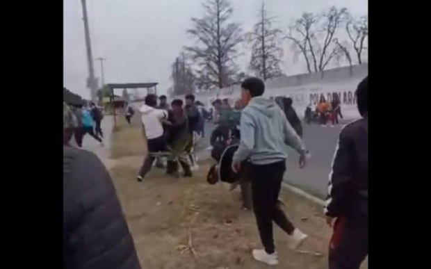 Se desata pelea campal en un bachillerato de Puebla y GN interviene