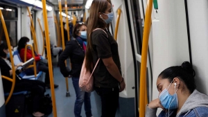 España dejará de usar cubrebocas en transporte público el 7 de febrero