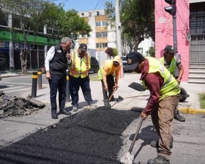 Supervisa Pepe Chedraui a cuadrillas de bacheo en la 17 Sur y 13 Poniente