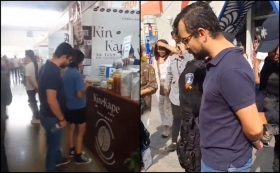 VIDEO: Captan a sujeto grabando bajo la falda de mujeres en Feria de Puebla