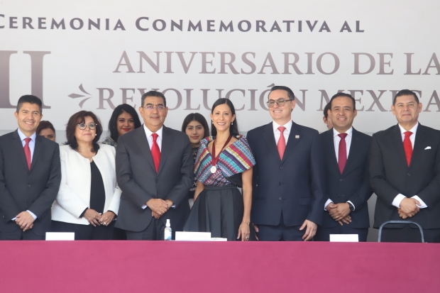 Con desfile y entrega de medalla “Carmen Serdán”, Puebla conmemora 113 Aniversario de la Revolución Mexicana