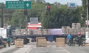 Cierran el bulevar Atlixco por oposición a parquímetros