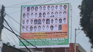 Colocan espectaculares y ofrecen recompensa por información de los 43 normalistas de Ayotzinapa