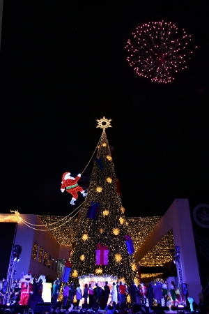 La Rectora Lilia Cedillo Ramírez enciende el tradicional Árbol de Navidad en el CCU