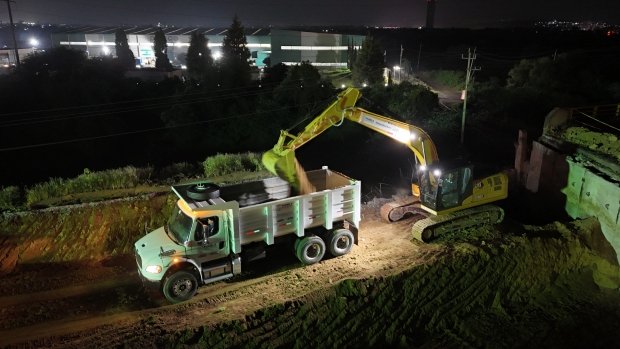 Trabaja Secretaría de Infraestructura en turnos diurnos y nocturnos para reconstrucción en socavón