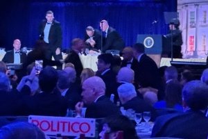 Evac&uacute;an de emergencia a Trump tras incidente de seguridad en cena de corresponsales de la Casa Blanca