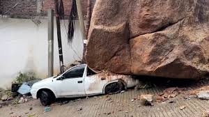 La fuerza del huracán John dejó varios autos aplastados por rocas en Guerrero