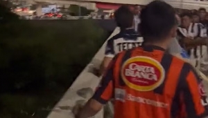 Violencia tras partido de Rayados de Monterrey; casi arrojan a fan desde un puente