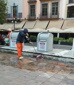 Gobierno de Pepe Chedraui refuerza limpieza urbana con lavado de papeleros y soterrados en el Centro Hist&oacute;rico
