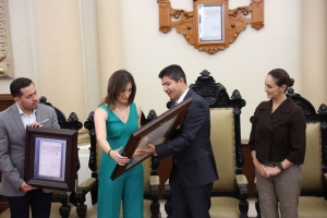 Eduardo Rivera reconoce con la cédula real y la real provisión a Matilde Álvarez, atleta poblana destacada