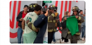 Alexis Vega tiene increíble gesto con Bomberos que protegieron a la Selección Mexicana ante Honduras