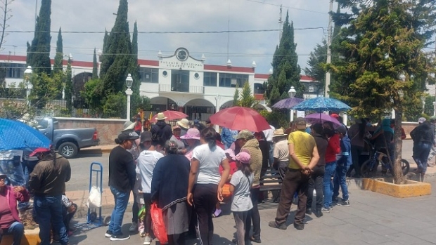 Protestan vecinos de Acajete ante su ayuntamiento por la falta de agua