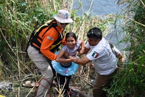 Migrantes cruzan a EU por el Río Bravo hasta en colchones