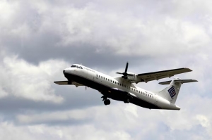 En Indonesia desaparece un avi&oacute;n con 10 personas a bordo; buscan la aeronave con la que se perdi&oacute; el contacto