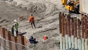 Mexicanos aprovechan que reparaban el muro fronterizo en Tijuana y corren para cruzarlo, con todo y perro