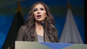 “Sheinbaum alentó más protestas y yo la condeno por eso”: secretaria de Seguridad de EE. UU.