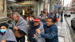 Atiende Gobierno de Puebla a abuelitos ante lluvias invernales