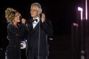Karol G luce un vestido de diva de Hollywood para cantar en el Vaticano con Andrea Bocelli