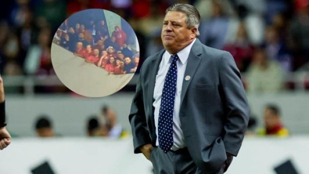 ¿Lo agredieron? Afición tica se le va encima a Miguel Herrera tras quedar fuera del Mundial