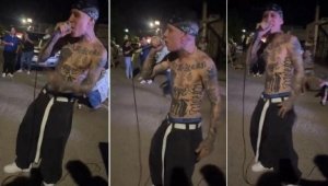 Santa Fe Klan da concierto en la calle frente a la casa de su novia Camila Zamorano