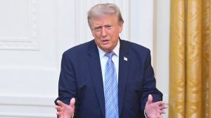 Trump Impone Arancel del 50% a Productos Canadienses por Disputa sobre Autos, Alcohol y Queso