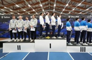 Esgrimistas suizos dan la espalda al equipo israelí ganador de oro en la ceremonia de medallas