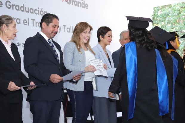 “Las mujeres somos el pilar de las familias”: Ceci Arellano a graduadas de los CECADE