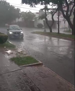 Lluvia con ráfagas de viento sorprende a capitalinos; Xonacatepec cae granizo