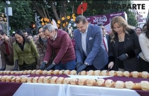 Gobernador y Presidente Municipal encabezan partida de Rosca monumental en el Zócalo de Puebla