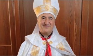 Detienen a obispo caldeo de San Diego, es acusado de gastar dinero de su parroquia en un burdel