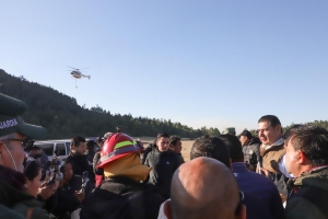 Gobernador Armenta sobrevuela incendio en Sierra Negra Poblana, est&aacute; controlado en 70%