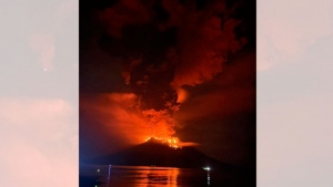 Cientos de evacuados por impactante erupción de volcán en Indonesia