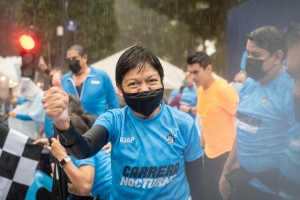 No obstante la lluvia, el Centro Histórico de Puebla vivió la Carrera Nocturna de la BUAP