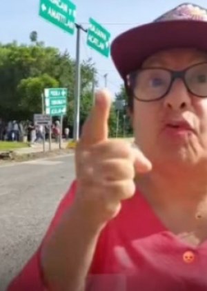 Mam&aacute; de Lupe B&aacute;rcenas agrede a periodista