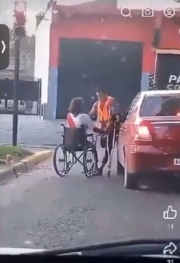 La pelea de un hombre en silla de ruedas contra uno en muletas se vuelve viral en redes