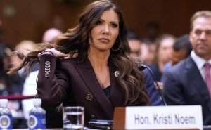 Kristi Noem se divorcia; decisi&oacute;n se produce meses despu&eacute;s de esc&aacute;ndalo de travestismo de su marido