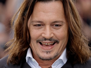 Johnny Depp muestra nueva sonrisa después de sorprender a los fans con dientes “podridos”